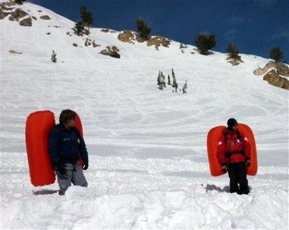 瑞士发明雪崩求生的安全气囊 每套一千美元(图)